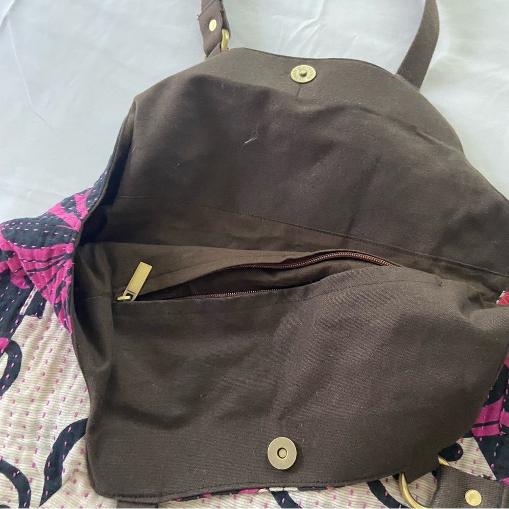 Elegant Pink and Black Shoulder Bags with Decorative Swirls - Picture 2 of 5